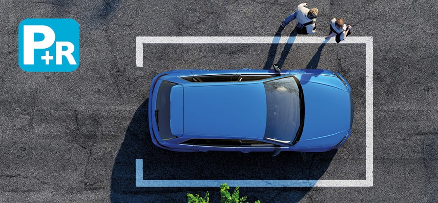 Photo d'une voiture bleue stationné. Vue aérienne. Pictogramme P+R.