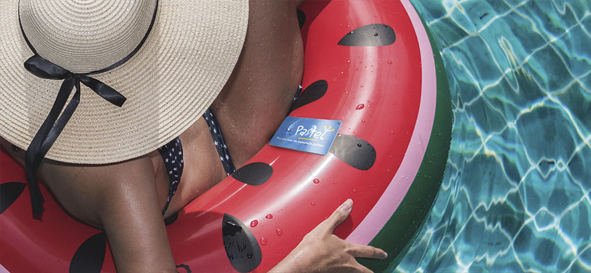 Femme sur une bouée dans une piscine à côté d'une carte Pastel