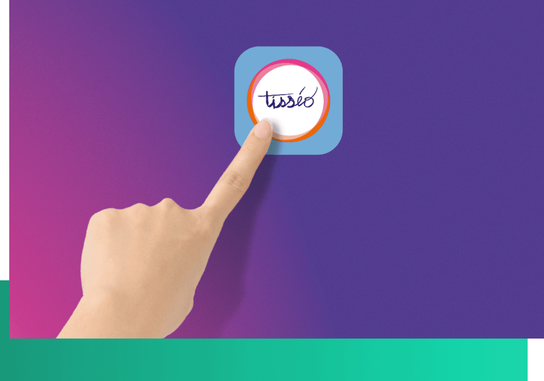 Un doigt appuie sur le bouton (pictogramme) de l'appli Tisséo