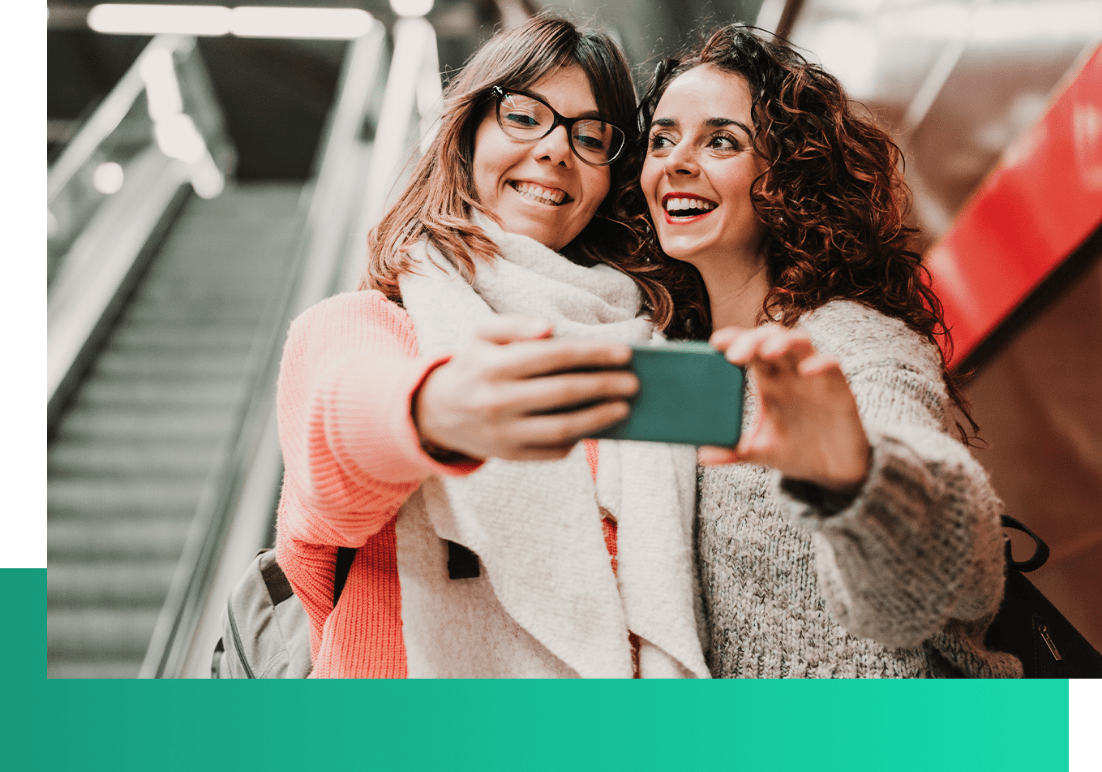 2 femmes souriantes se prennent en selfie