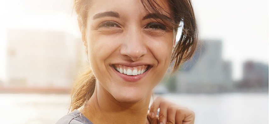 Jeune femme souriante